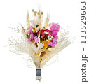 ドライフラワーブーケとホワイト背景のフラワーアレンジメント 133529663