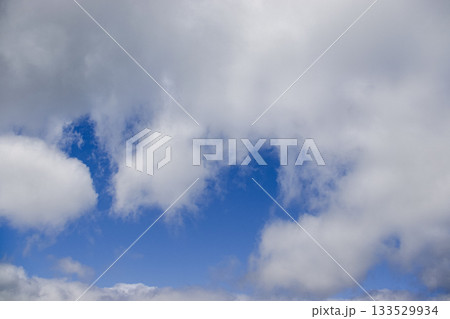 さまざまな形の雲 133529934