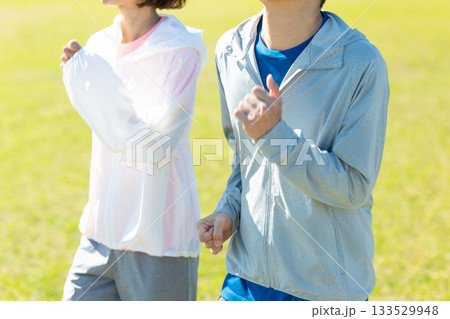 屋外でランニングをするミドル夫婦 133529948