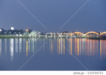 Night view of the lake and the bridge across the river in the city 133530721