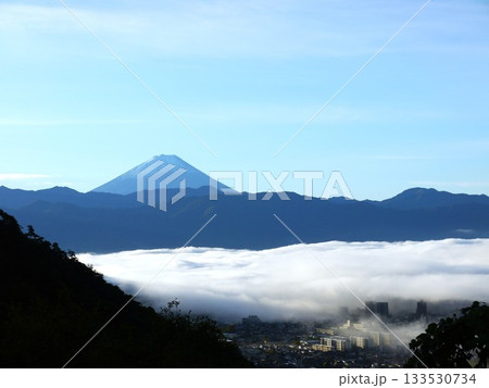 雲海に浮かぶ、山並み 雲海に浮かぶ、山並み 133530734