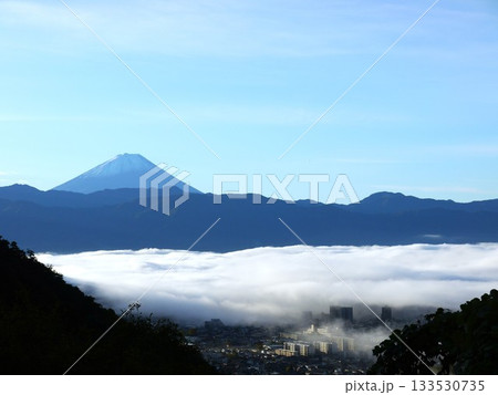 富士山と甲府盆地の雲海 富士山と甲府盆地の雲海 133530735