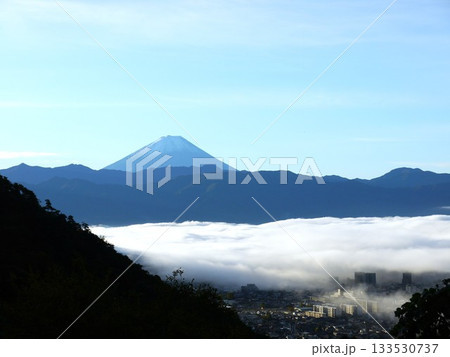山の上から見た雲海と青空 133530737
