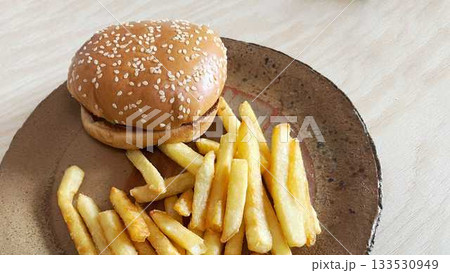 ハンバーガーとフライドポテト(右余白) ハンバーガーとフライドポテト(右余白) 133530949
