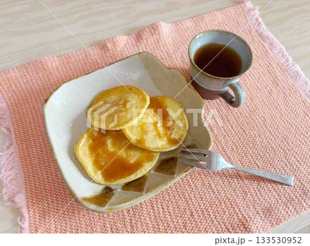ミニパンケーキとブラックコーヒーの食卓 133530952