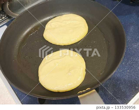 フライパンでパンケーキを焼く 133530956