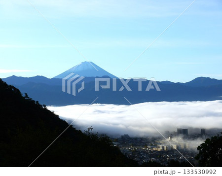 雲海に浮かぶ富士山 133530992