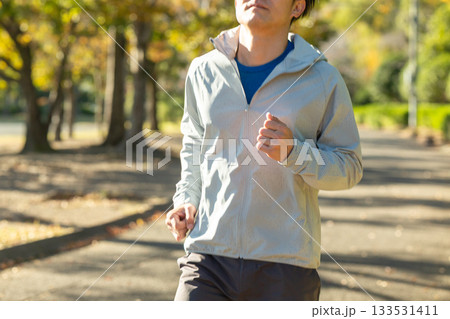 屋外でランニングをするミドル男性 133531411