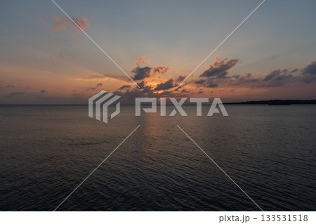 水平線のはっきりした海とオレンジ色の夕焼け 水平線のはっきりした海とオレンジ色の夕焼け 133531518