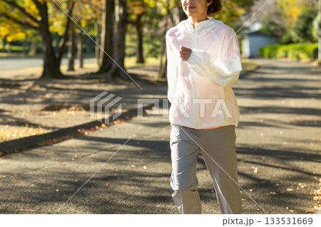 屋外でランニングをするミドル女性 133531669