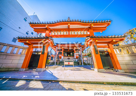 日本の東京都市景観 伝統とモダンが交差する…情緒漂う街。情緒あふれる朝の神楽坂。毘沙門天などを望む 133531673