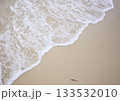 砂浜に打ち寄せる波 133532010