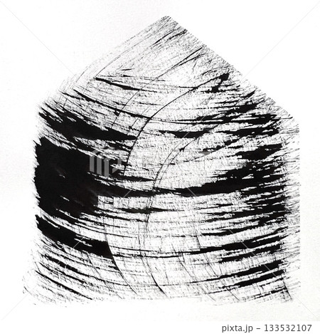 手描きの筆跡があるイラスト、墨で描いた家の形、勢いのある筆跡 133532107