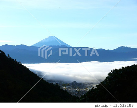 山の上から見た雲海と青空 山の上から見た雲海と青空 133532195
