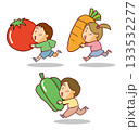 大きな野菜を抱えて走る子供たち 133532277