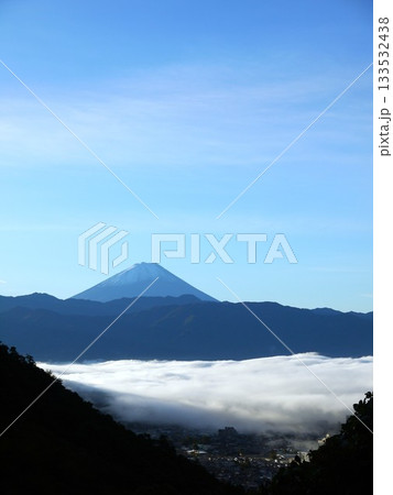 富士山と甲府盆地の雲海 富士山と甲府盆地の雲海 133532438