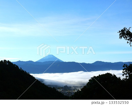 富士山と甲府盆地の雲海 富士山と甲府盆地の雲海 133532550
