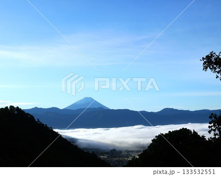 山の上から見た雲海と青空 山の上から見た雲海と青空 133532551