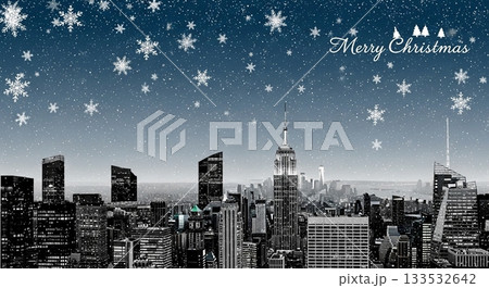 雪が舞うニューヨークの摩天楼と「Merry Christmas」の文字 雪が舞うニューヨークの摩天楼と「Merry Christmas」の文字 133532642