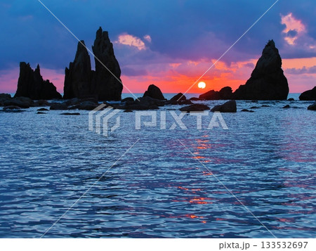 橋杭岩の間に昇る太陽を望む 橋杭岩の間に昇る太陽を望む 133532697