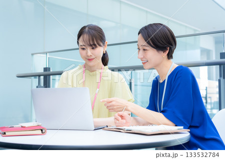 オフィスで働くビジネスウーマン 撮影協力:スカパー東京メディアセンター オフィスで働くビジネスウーマン 撮影協力:スカパー東京メディアセンター 133532784