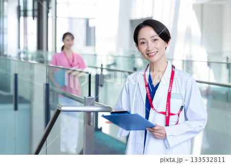 病院で働く女医　撮影協力:スカパー東京メディアセンター 133532811
