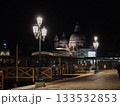 イタリア•ヴェネツィア、夜の運河沿いから望むサンタ•マリア•デッレ•サルーテ聖堂 133532853