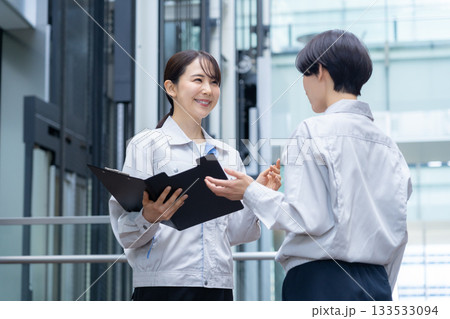 ビルメンテナンスする女性エンジニア 撮影協力:スカパー東京メディアセンター ビルメンテナンスする女性エンジニア 撮影協力:スカパー東京メディアセンター 133533094
