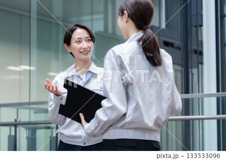 ビルメンテナンスする女性エンジニア 撮影協力:スカパー東京メディアセンター ビルメンテナンスする女性エンジニア 撮影協力:スカパー東京メディアセンター 133533096