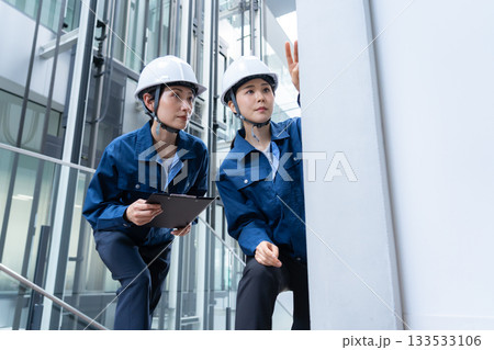 ビルメンテナンスする女性エンジニア 撮影協力:スカパー東京メディアセンター ビルメンテナンスする女性エンジニア 撮影協力:スカパー東京メディアセンター 133533106
