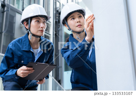 ビルメンテナンスする女性エンジニア 撮影協力:スカパー東京メディアセンター ビルメンテナンスする女性エンジニア 撮影協力:スカパー東京メディアセンター 133533107