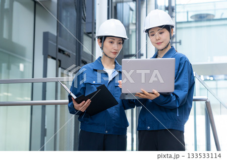 ビルメンテナンスする女性エンジニア　撮影協力:スカパー東京メディアセンター 133533114