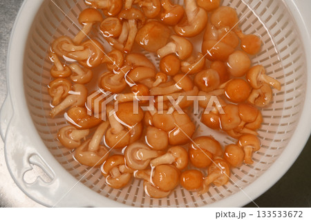 水につけたなめこ 水につけたなめこ 133533672