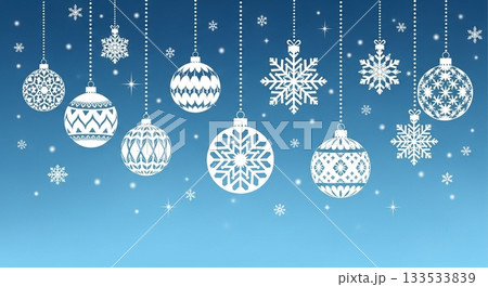 青い背景に雪の結晶模様のクリスマスオーナメントが並ぶ 133533839