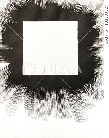 墨で描いた四角いフレーム、墨で描いたかすれた線、コピースペースのあるモノクロ バナーサイズのイラスト 133533927