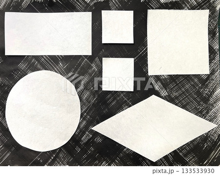 墨で描いた幾何学的なフレーム、手描きの額縁かすれた線、コピースペースのあるモノクロ バナーサイズのイ 133533930