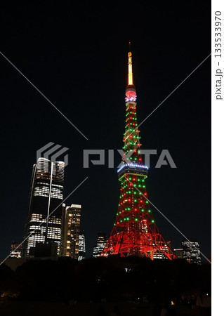 クリスマスツリー色の夜の東京タワーとビル群 11月港区2202クリスマスツリー色の東京タワー・芝公園 クリスマスツリー色の夜の東京タワーとビル群 11月港区2202クリスマスツリー色の東京タワー・芝公園 133533970