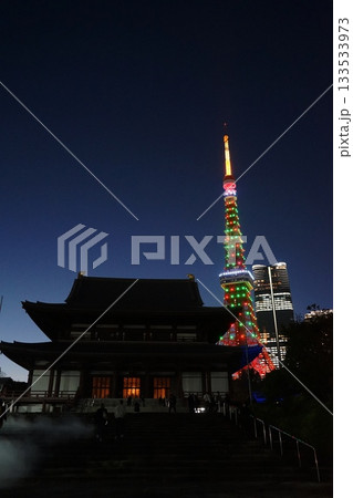 クリスマスツリー色の夜の東京タワーと増上寺 11月港区2205クリスマスツリー色の東京タワーと増上寺 クリスマスツリー色の夜の東京タワーと増上寺 11月港区2205クリスマスツリー色の東京タワーと増上寺 133533973