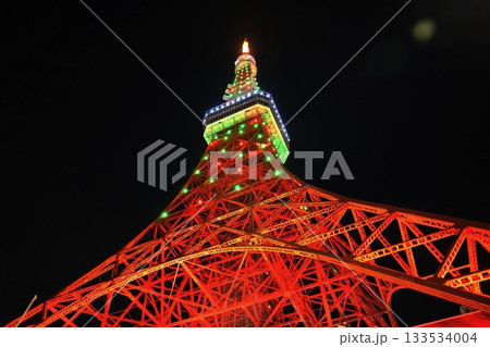 クリスマスツリー色の夜の東京タワー　11月港区2236クリスマスツリー色の東京タワー 133534004