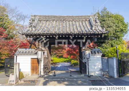 京都 青蓮院門跡 福徳門 紅葉の季節 京都 青蓮院門跡 福徳門 紅葉の季節 133534055
