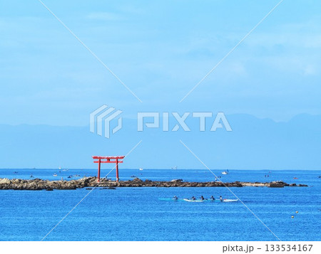 神奈川県　海に浮かぶ鳥居　10月 133534167