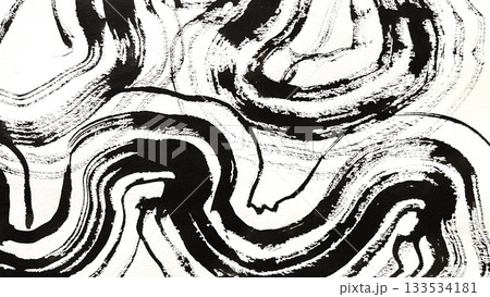 大きく蛇行する掠れた筆跡、墨で描いたバナーサイズの背景イラスト、抽象的な手描きのバックグラウンド 大きく蛇行する掠れた筆跡、墨で描いたバナーサイズの背景イラスト、抽象的な手描きのバックグラウンド 133534181