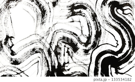大きく蛇行する掠れた筆跡、墨で描いたバナーサイズの背景イラスト、抽象的な手描きのバックグラウンド 133534182