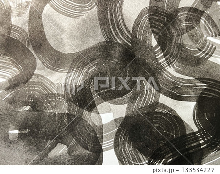 水墨画で描いた渦を巻く雲の絵、渦巻く雲間のフレームイラスト、モノクロのバナーサイズのイラスト 133534227