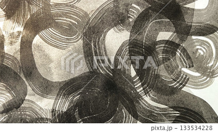 水墨画で描いた渦を巻く雲の絵、渦巻く雲間のフレームイラスト、モノクロのバナーサイズのイラスト 133534228