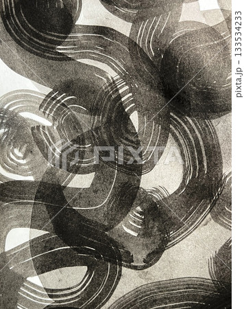 水墨画で描いた渦を巻く雲の絵、渦巻く雲間のフレームイラスト、モノクロのバナーサイズのイラスト 133534233