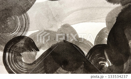 水墨画で描いた渦を巻く雲の絵、渦巻く雲間のフレームイラスト、モノクロのバナーサイズのイラスト 133534237