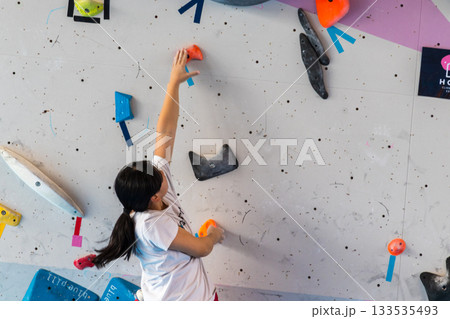 クライミングに挑戦する女の子 133535493