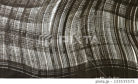 墨で描いた揺らめく布の様な格子模様の絵、墨の筆跡がある掠れたチェックの模様線、モノクロ バナーサイズ 133535573