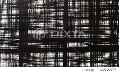 墨で描いた格子模様の絵、墨の筆跡がある掠れたチェックの模様線、モノクロ バナーサイズ 133535577